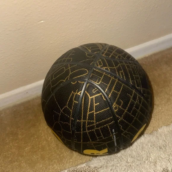 Toronto Edition Collector's Basketball Round21 - Picture 7 of 9